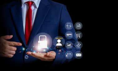 Siber güvenlik ve veri koruma anahtar kilit kavramları internet teknolojisi veri gizlilik iş adamı modern bilgisayar anahtarlarıyla çalışarak iş ve mali veri ağ bağlantılarını korur.