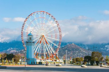 Batumi, Georgia, 11 Şubat 2022: Dönme dolap ve deniz feneri