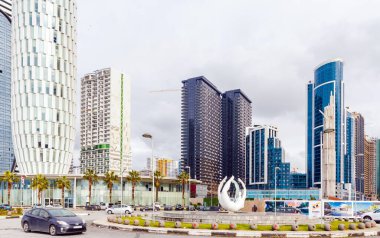 Batumi, Gürcistan, 20 Mart 2022: Bulutlu bir günde Kahramanlar Sokağı yakınlarında.