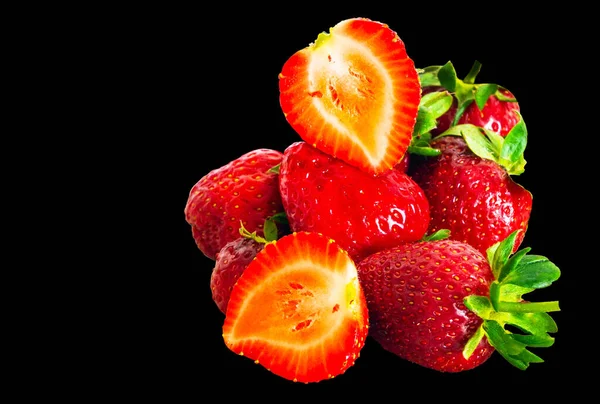 Fragole Mature Con Foglie Verdi — Foto Stock