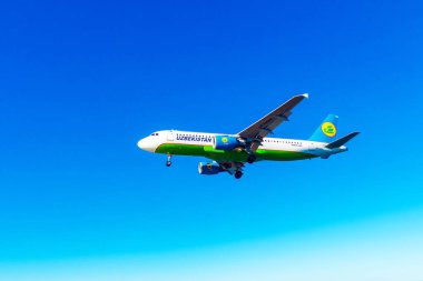 Taşkent 'ten kalkan Airbus A320 harika güneşli havada Batumi havaalanına iniyor.