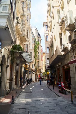 İstanbul, Türkiye - 5 Mayıs 2021: İstanbul 'un eski sokakları. Beoglu ilçesi