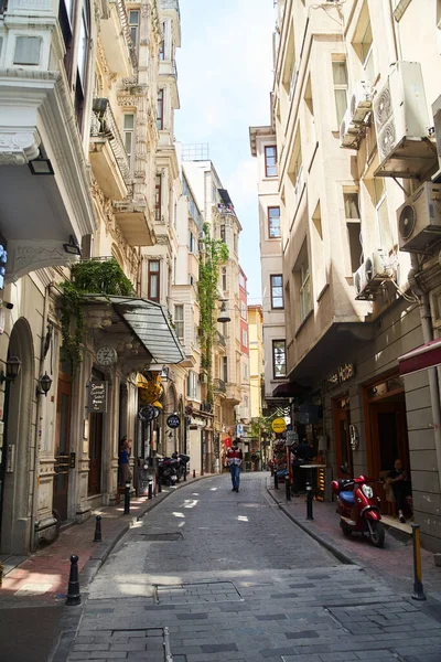 İstanbul, Türkiye - 5 Mayıs 2021: İstanbul 'un eski sokakları. Beoglu ilçesi