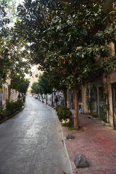 İstanbul, Türkiye - 5 Mayıs 2021: İstanbul 'un eski sokakları. Beoglu ilçesi