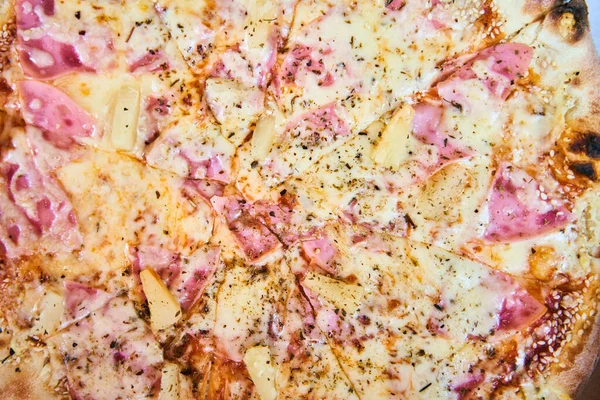 Deliziosa pizza al prosciutto fresco con funghi in una scatola da vicino. — Foto Stock