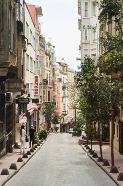 İstanbul, Türkiye - 5 Mayıs 2021: İstanbul 'un eski sokakları. Beoglu ilçesi