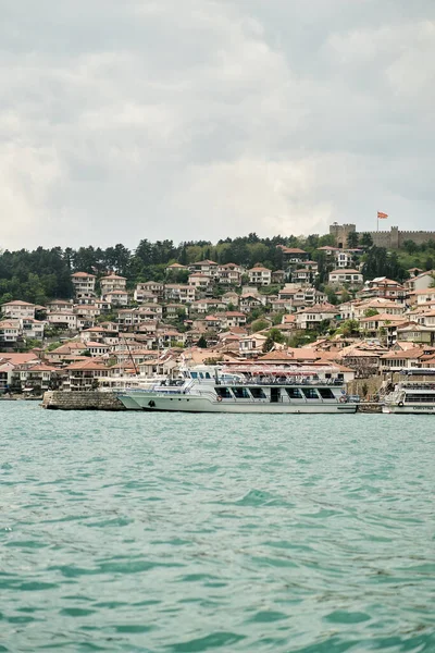 Pohled na staré město Ohrid ze strany jezera. Severní Makedonie — Stock fotografie