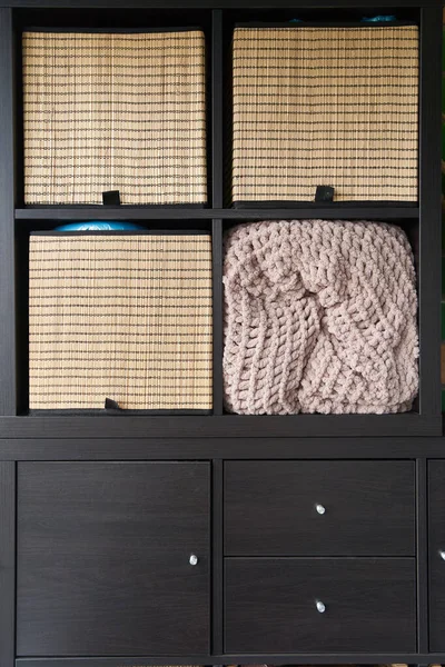 Wicker boxes for things on the shelves. Wardrobe for storage of things — Stock Photo, Image