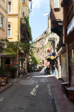 İstanbul, Türkiye - 5 Mayıs 2021: İstanbul 'un eski sokakları. Beoglu ilçesi