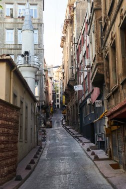 İstanbul, Türkiye - 5 Mayıs 2021: İstanbul 'un eski sokakları. Beoglu bölgesi. Yüksek kalite fotoğraf