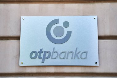 Novi Sad, Sırbistan - 06.05.2021: Binanın ön cephesinde OTP Bank logosu. Avrupa 'nın en büyük bankasının bürosu.