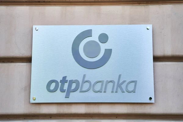 Нови Сад, Сербия - 06.05.2021: Логотип OTP Bank на фасаде здания. Офис крупнейшего банка в Европе — стоковое фото