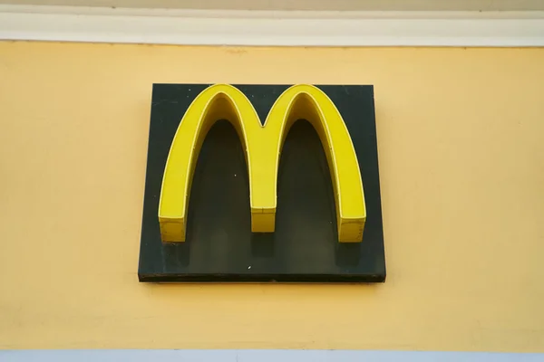 Нови-Сад, Сербия - 06.05.2021: логотип McDonalds. McDonalds is the world largest chain of hamburger fast food restaurants — стоковое фото