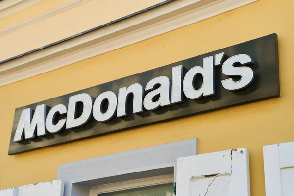 Нови-Сад, Сербия - 06.05.2021: логотип McDonalds. McDonalds is the world largest chain of hamburger fast food restaurants — стоковое фото