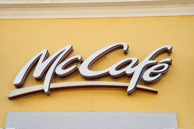 Novi-Sad, Sırbistan - 06.05.2021: McCafe logosu. McDonalds dünyanın en büyük hamburger fast food restoranları zinciri.