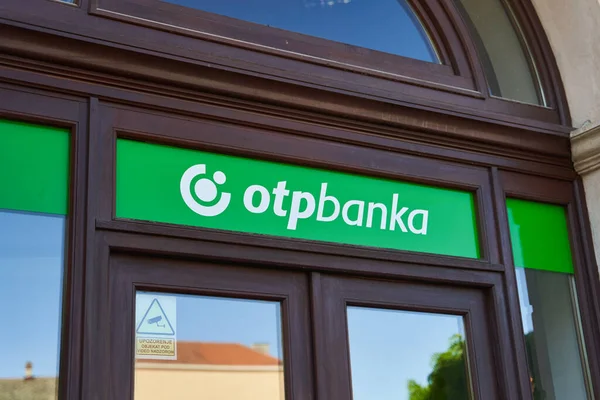 Novi Sad, Serbien - 06.05.2021: Das Logo der OTP Bank an der Fassade des Gebäudes. Büro der größten in Europa tätigen Bank — Stockfoto