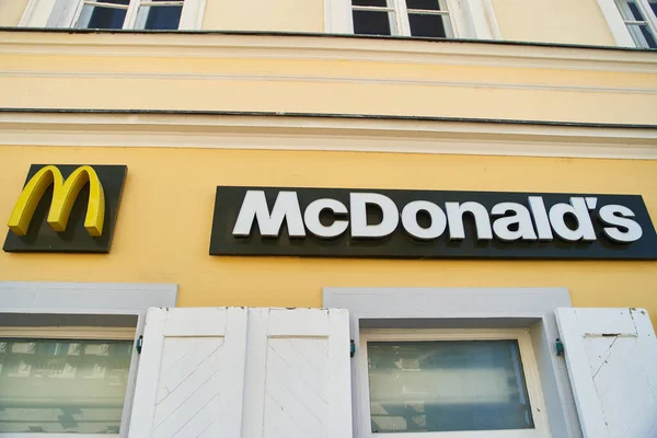Novi-Sad, Serbien - 06.05.2021: McDonalds-Logo. McDonalds ist weltgrößte Kette von Hamburger Fast-Food-Restaurants — Stockfoto
