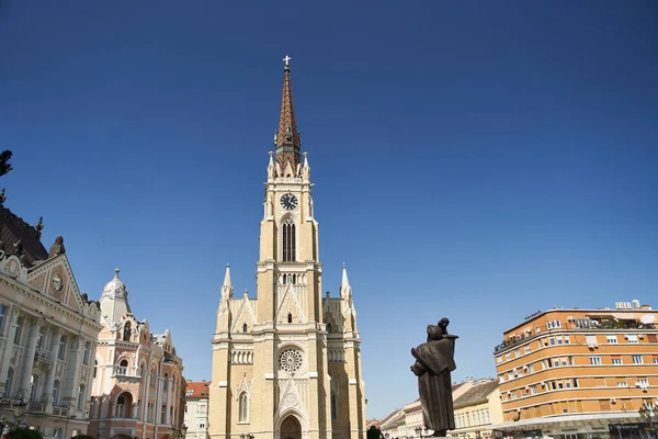 Novi-Sad, Serbia - 06.05.2021: Iglesia parroquial con el nombre de María —  Fotos de Stock