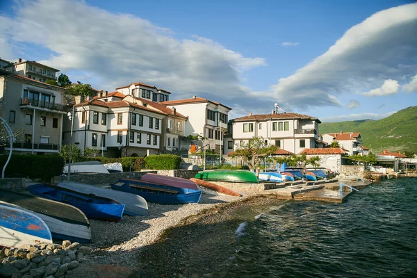 Barevné rybářské lodě na břehu jezera Ohrid v severní Makedonii za slunečného dne — Stock fotografie