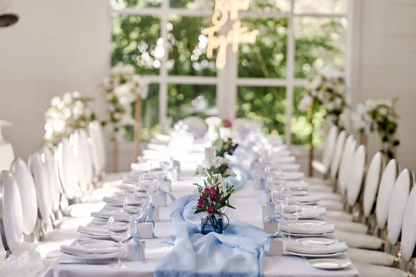 Table set for an event party or wedding reception. Banquet table design — Stock Photo, Image