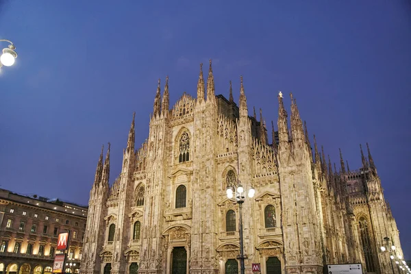 Mediolan, Włochy - 10 października 2021: Katedra w Mediolanie na placu Piazza Duomo wieczorem, Mediolan. Katedra w Duomo — Zdjęcie stockowe
