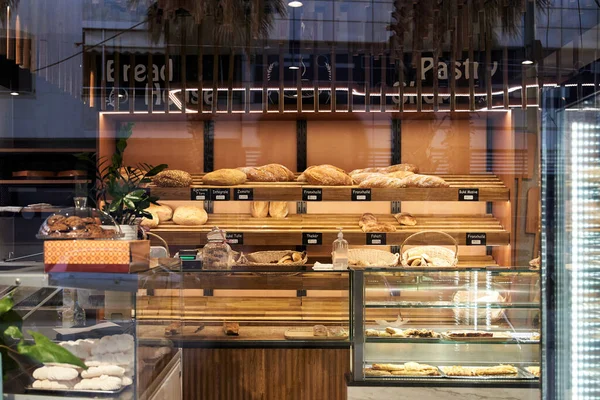 Vitrine de padaria com assados variados, pães e pães — Fotografia de Stock