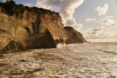 Logas Sahili manzarası ve Peroulades 'teki muhteşem kayalık uçurum. Korfu adası. Yunanistan