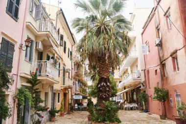 Korfu, Yunanistan - 10.07.2021: Tarihi Eski Korfu Kasabasının dar sokaklarının manzarası