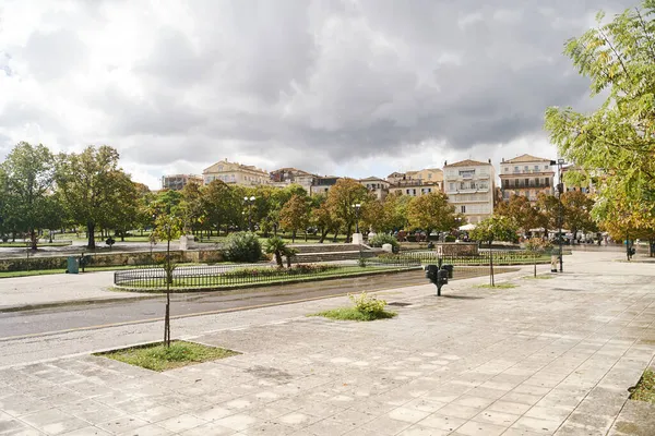 Corfú, Grecia - 10.07.2021: Liston calle y plaza en la isla de Corfú, Grecia — Foto de Stock