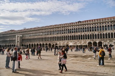 Venedik, İtalya - 10.12.2021: Campanile ve Saint Marks Bazilikası ile San Marco Meydanı. Eski kasabanın ana meydanı. Venedik, İtalya.