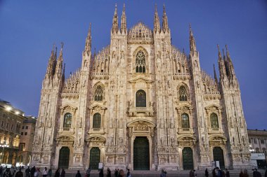 Milan, İtalya - 10 Ekim 2021: Milano Katedrali, Piazza Duomo, Milano. Duomo Katedrali