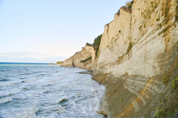Άποψη της παραλίας του Λογγα και του καταπληκτικού βραχώδους βράχου στις Περουλάδες. Κέρκυρα. Ελλάδα — Φωτογραφία Αρχείου