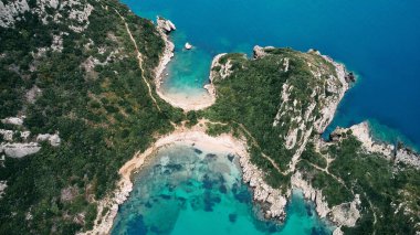Yunanistan 'ın Korfu adasındaki Porto Timoni sahili ve korsan hangarının havadan görüntüsü. İyon Denizi.