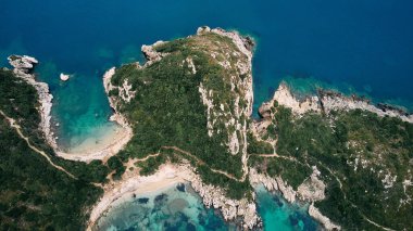 Yunanistan 'ın Korfu adasındaki Porto Timoni sahili ve korsan hangarının havadan görüntüsü. İyon Denizi.