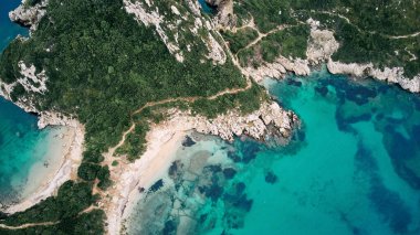 Yunanistan 'ın Korfu adasındaki Porto Timoni sahili ve korsan hangarının havadan görüntüsü. İyon Denizi.