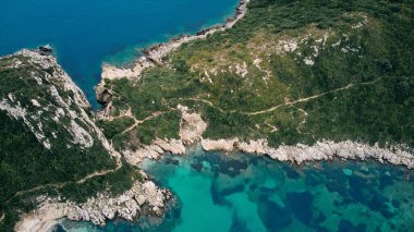 Yunanistan 'ın Korfu adasındaki Porto Timoni sahili ve korsan hangarının havadan görüntüsü. İyon Denizi.