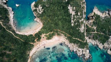 Yunanistan 'ın Korfu adasındaki Porto Timoni sahili ve korsan hangarının havadan görüntüsü. İyon Denizi.