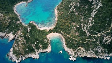 Yunanistan 'ın Korfu adasındaki Porto Timoni sahili ve korsan hangarının havadan görüntüsü. İyon Denizi.