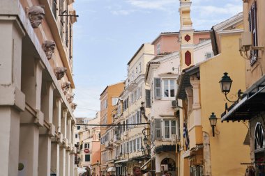 Korfu, Yunanistan - 10.07.2021: Tarihi Eski Korfu Kasabası 'nın dar sokaklarının manzarası. Yüksek kalite fotoğraf