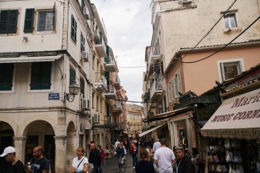 Korfu, Yunanistan - 10.07.2021: Tarihi Eski Korfu Kasabası 'nın dar sokaklarının manzarası. Yüksek kalite fotoğraf