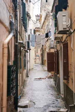 Korfu, Yunanistan - 10.07.2021: Tarihi Eski Korfu Kasabası 'nın dar sokaklarının manzarası. Yüksek kalite fotoğraf