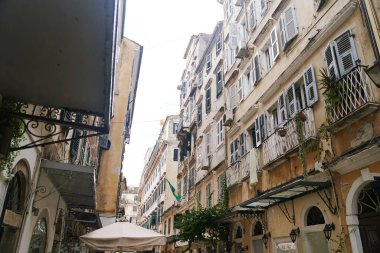 Korfu, Yunanistan - 10.07.2021: Tarihi Eski Korfu Kasabası 'nın dar sokaklarının manzarası. Yüksek kalite fotoğraf