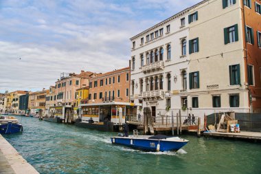 Venedik, İtalya - 10.12.2021: Venedik, İtalya 'da gondolları ve tekneleri olan geleneksel kanal caddesi. Yüksek kalite fotoğraf