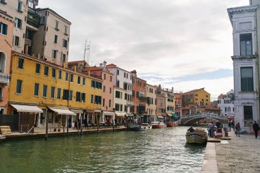 Venedik, İtalya - 10.12.2021: Venedik, İtalya 'da gondolları ve tekneleri olan geleneksel kanal caddesi. Yüksek kalite fotoğraf