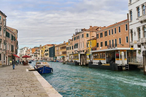 Venecia Italia 2021 Calle Tradicional Del Canal Con Góndolas Barcos — Foto de Stock