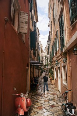 Korfu, Yunanistan - 10.07.2021: Tarihi Eski Korfu Kasabası 'nın dar sokaklarının manzarası. Yüksek kalite fotoğraf