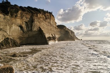 Logas Sahili manzarası ve Peroulades 'teki muhteşem kayalık uçurum. Korfu adası. Yunanistan.