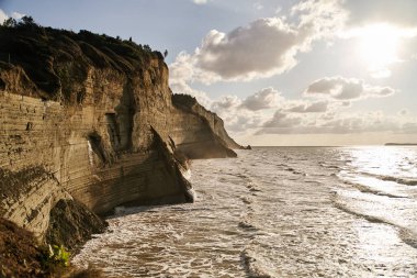 Logas Sahili manzarası ve Peroulades 'teki muhteşem kayalık uçurum. Korfu adası. Yunanistan.