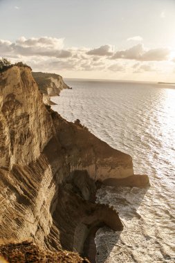 Logas Sahili manzarası ve Peroulades 'teki muhteşem kayalık uçurum. Korfu adası. Yunanistan.