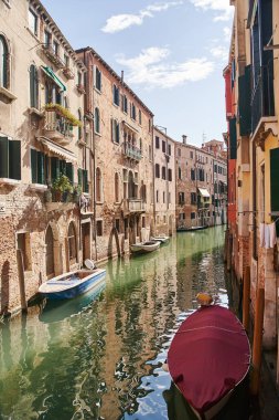 Venedik, İtalya - 10.12.2021: Venedik, İtalya 'da gondolları ve tekneleri olan geleneksel kanal caddesi. Yüksek kalite fotoğraf